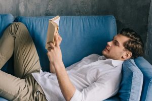 Можно ли читать лёжа и вредно ли это для глаз?