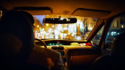 К чему снится ехать в машине пассажиром: значение сна и его толкование
