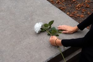 К чему снится смерть близкого человека