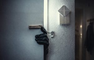 Сон: кто-то пытается открыть дверь в мою квартиру