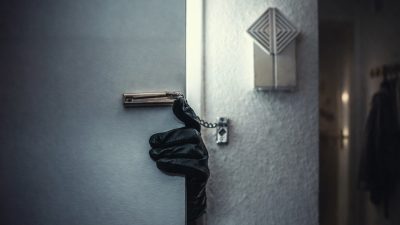 Сон: кто-то пытается открыть дверь в мою квартиру