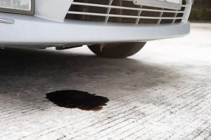 Течет масло: можно ли ездить и что делать водителю